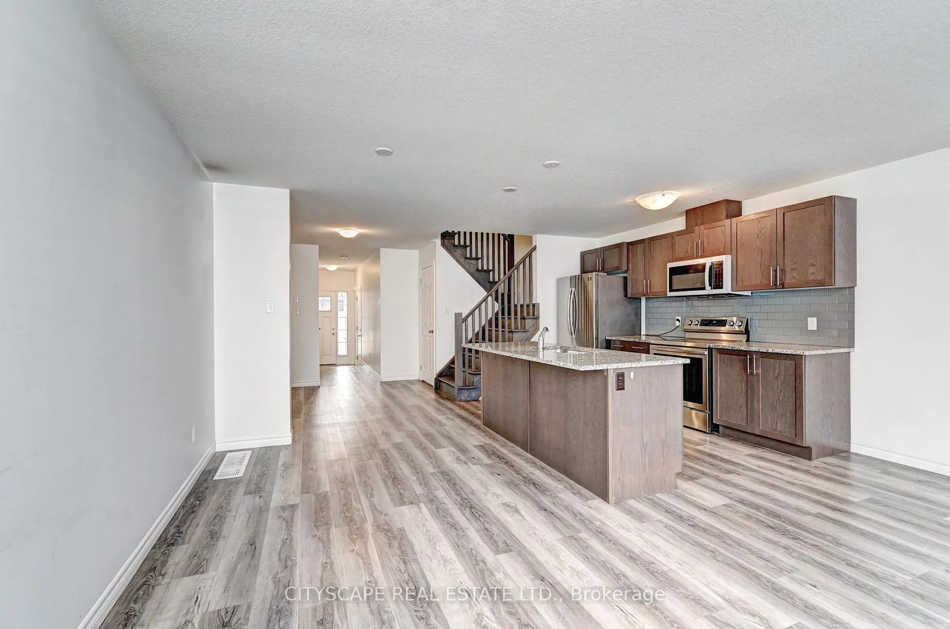 Photo 8 of 21 Woodedge Circle, Kitchener — HOMEH
