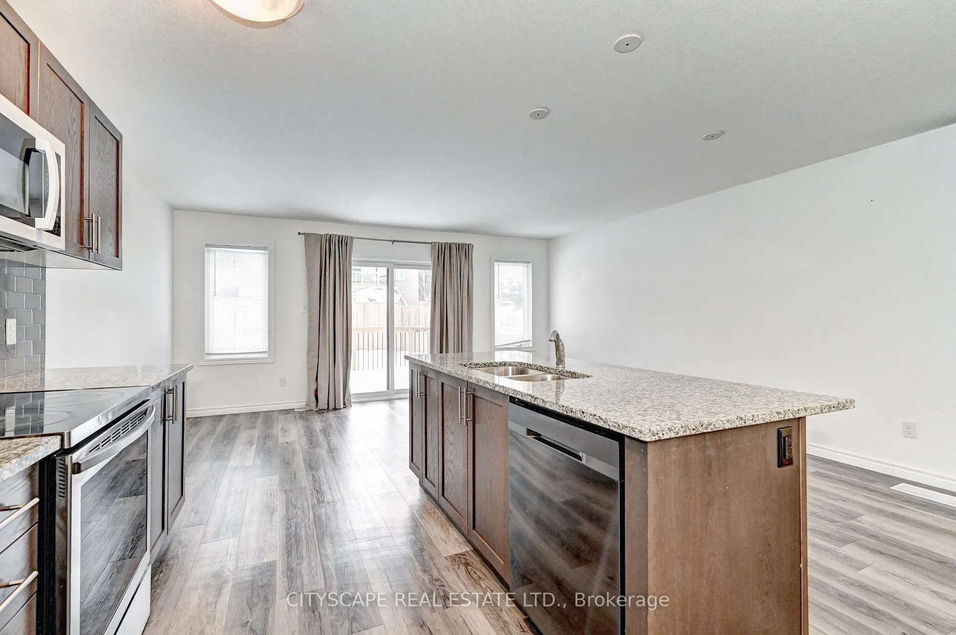 Photo 10 of 21 Woodedge Circle, Kitchener — HOMEH
