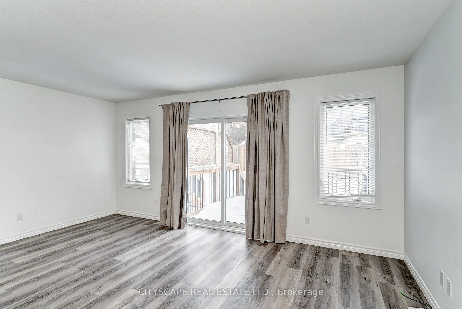Photo 12 of 21 Woodedge Circle, Kitchener — HOMEH