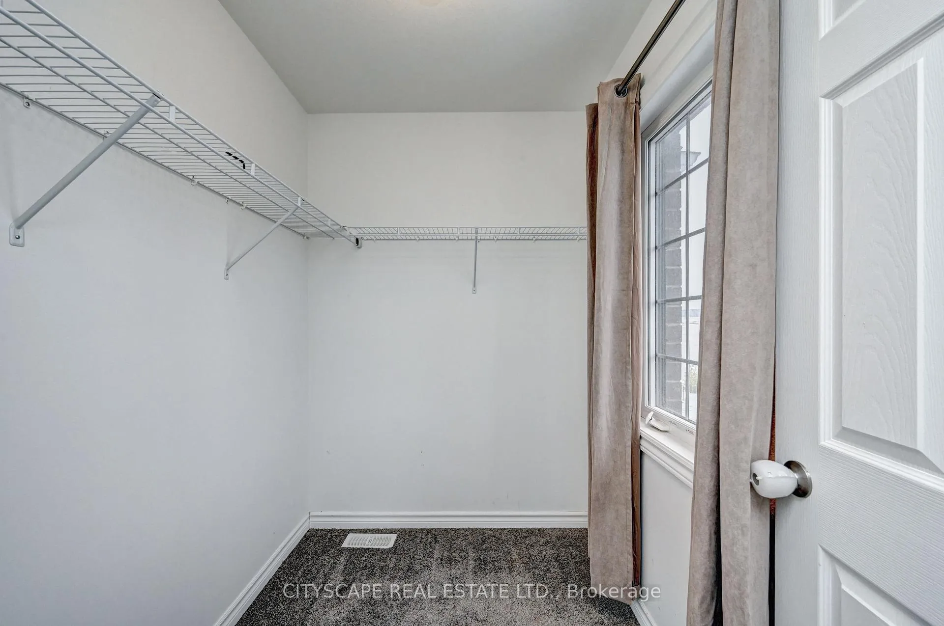 Photo 27 of 21 Woodedge Circle, Kitchener — HOMEH