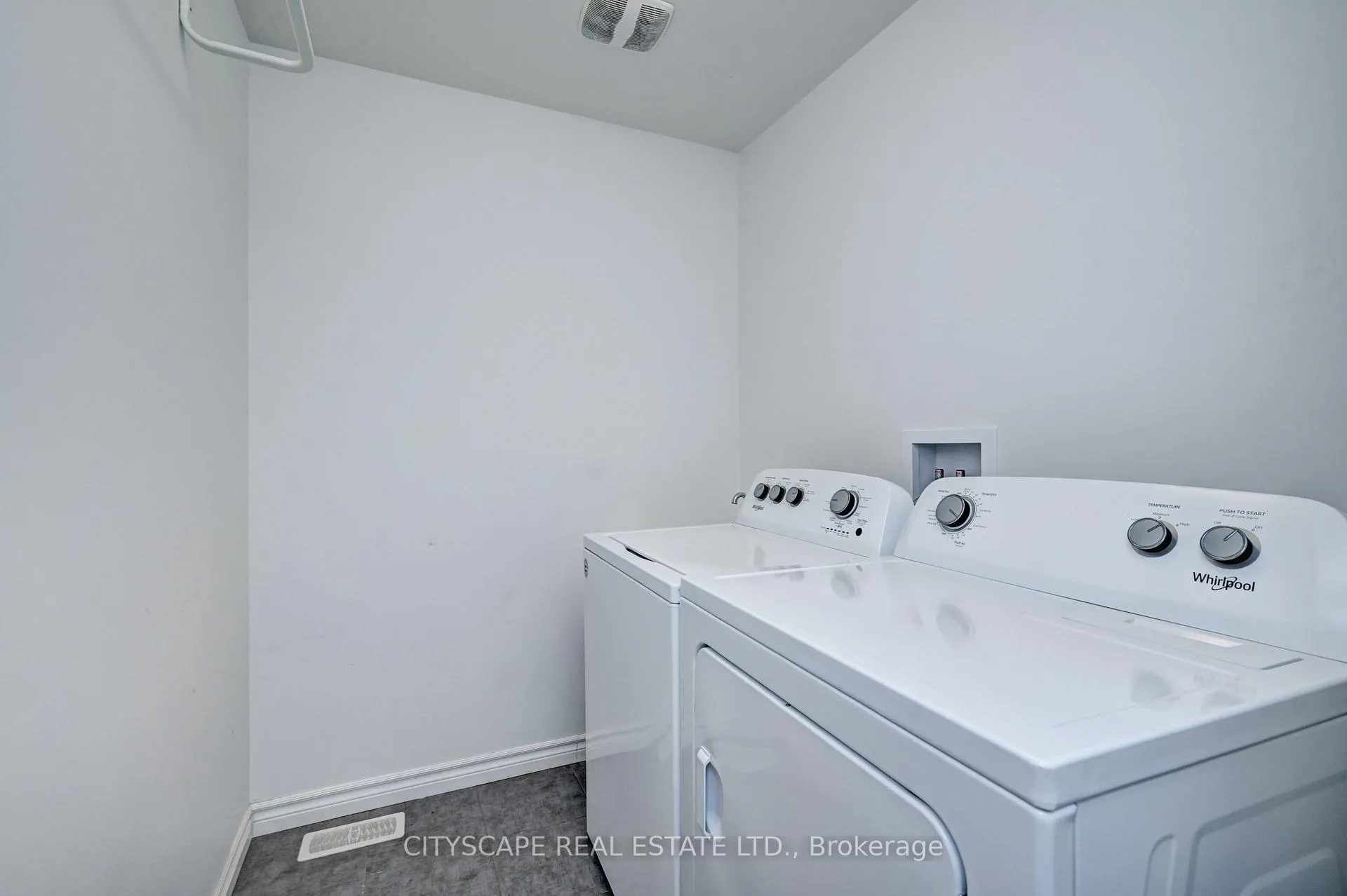 Photo 38 of 21 Woodedge Circle, Kitchener — HOMEH