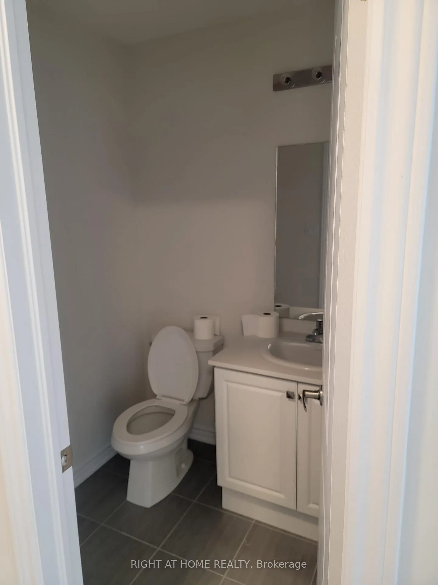 Photo 4 of 480 Beresford Path, Oshawa, Central — HOMEH