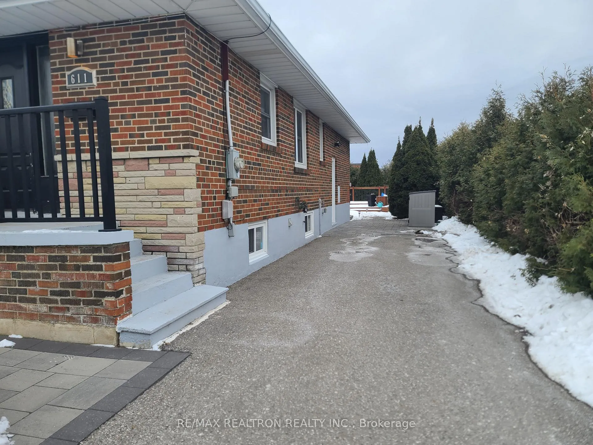 Photo 2 of 611 Newman Crescent, Whitby, Downtown Whitby — HOMEH
