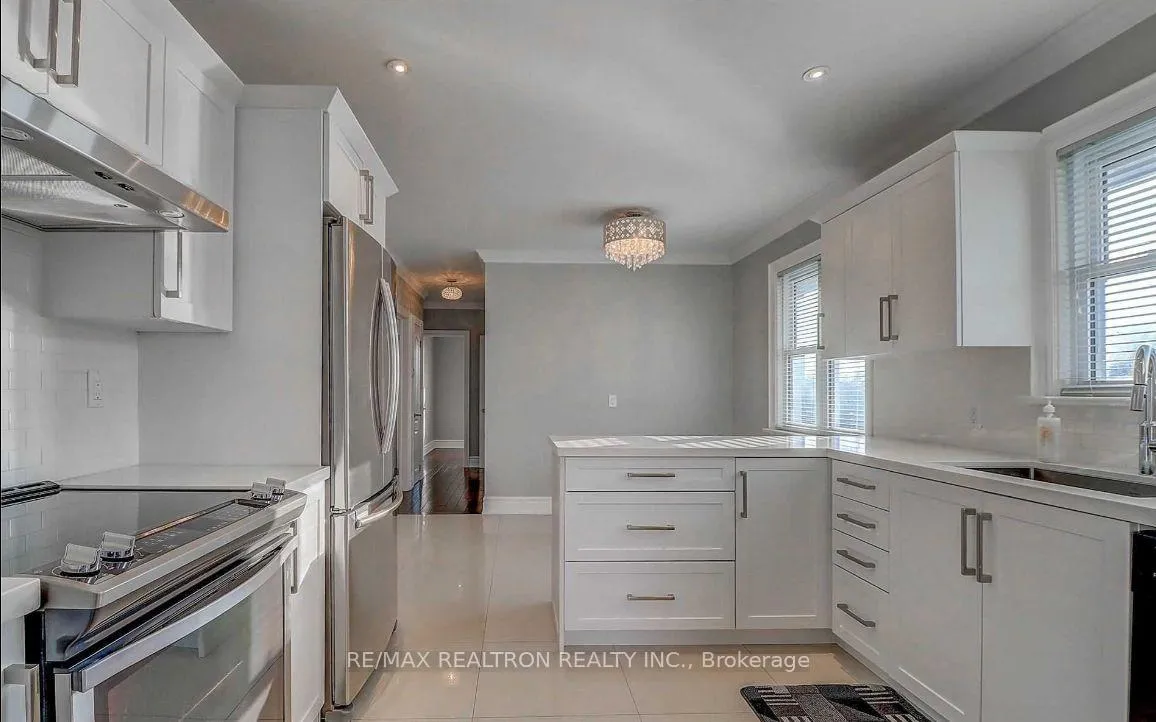 Photo 10 of 611 Newman Crescent, Whitby, Downtown Whitby — HOMEH