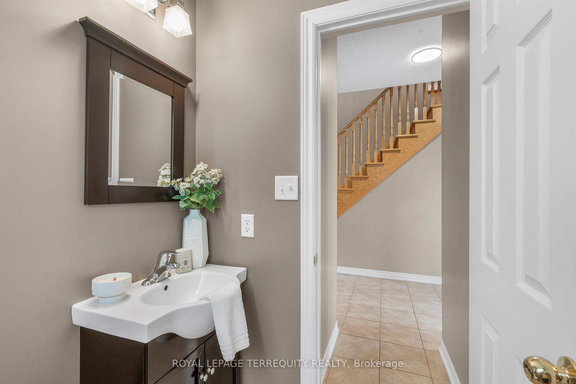 Photo 5 of 24 Alfred Shrubb Lane, Clarington, Bowmanville — HOMEH