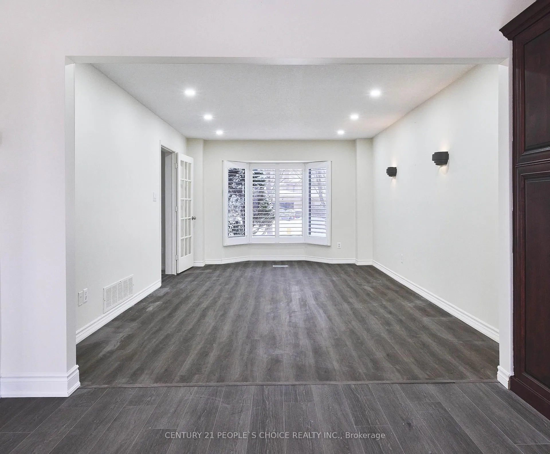 Photo 10 of 102 Hialeah Crescent, Whitby, Blue Grass Meadows — HOMEH