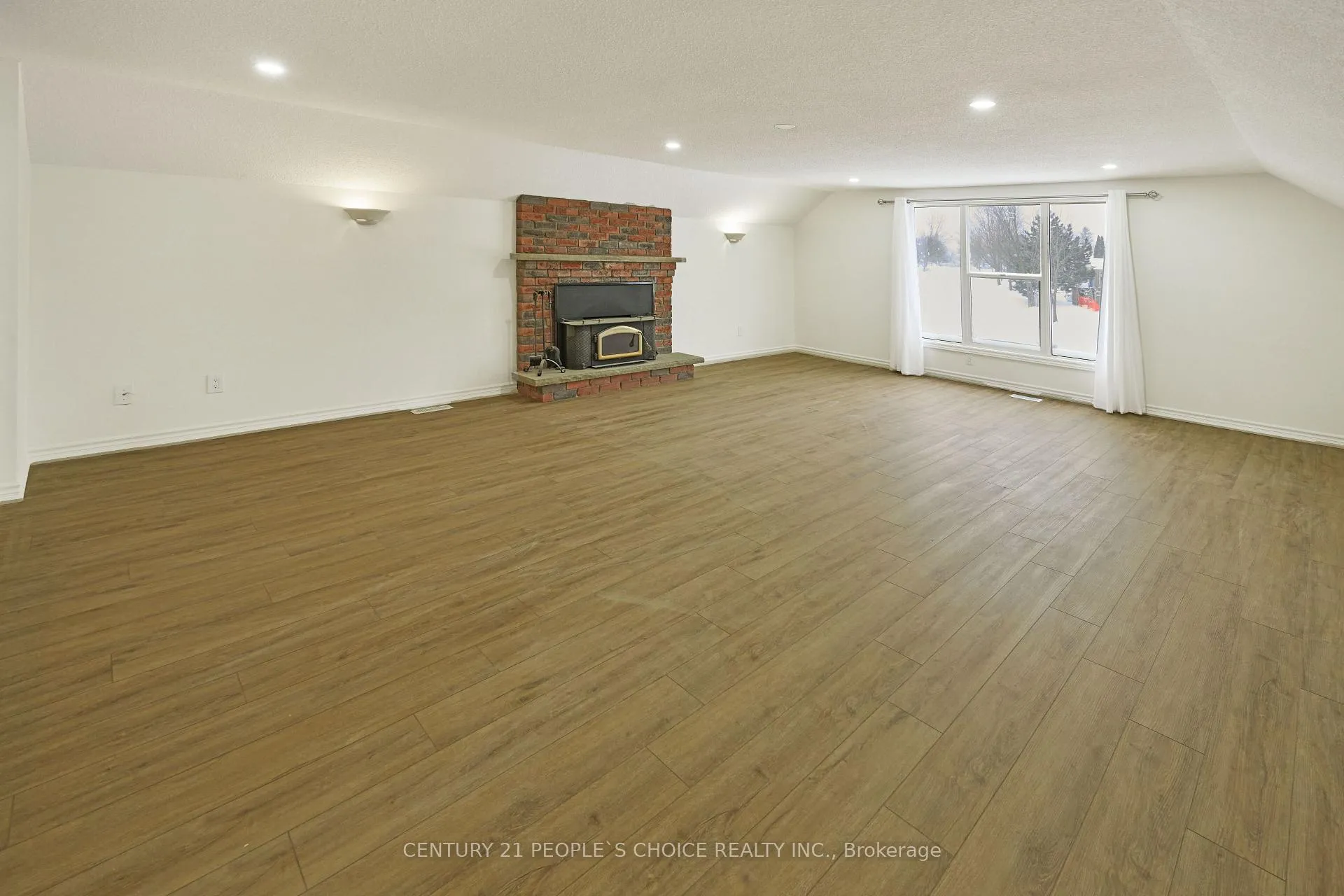 Photo 14 of 102 Hialeah Crescent, Whitby, Blue Grass Meadows — HOMEH