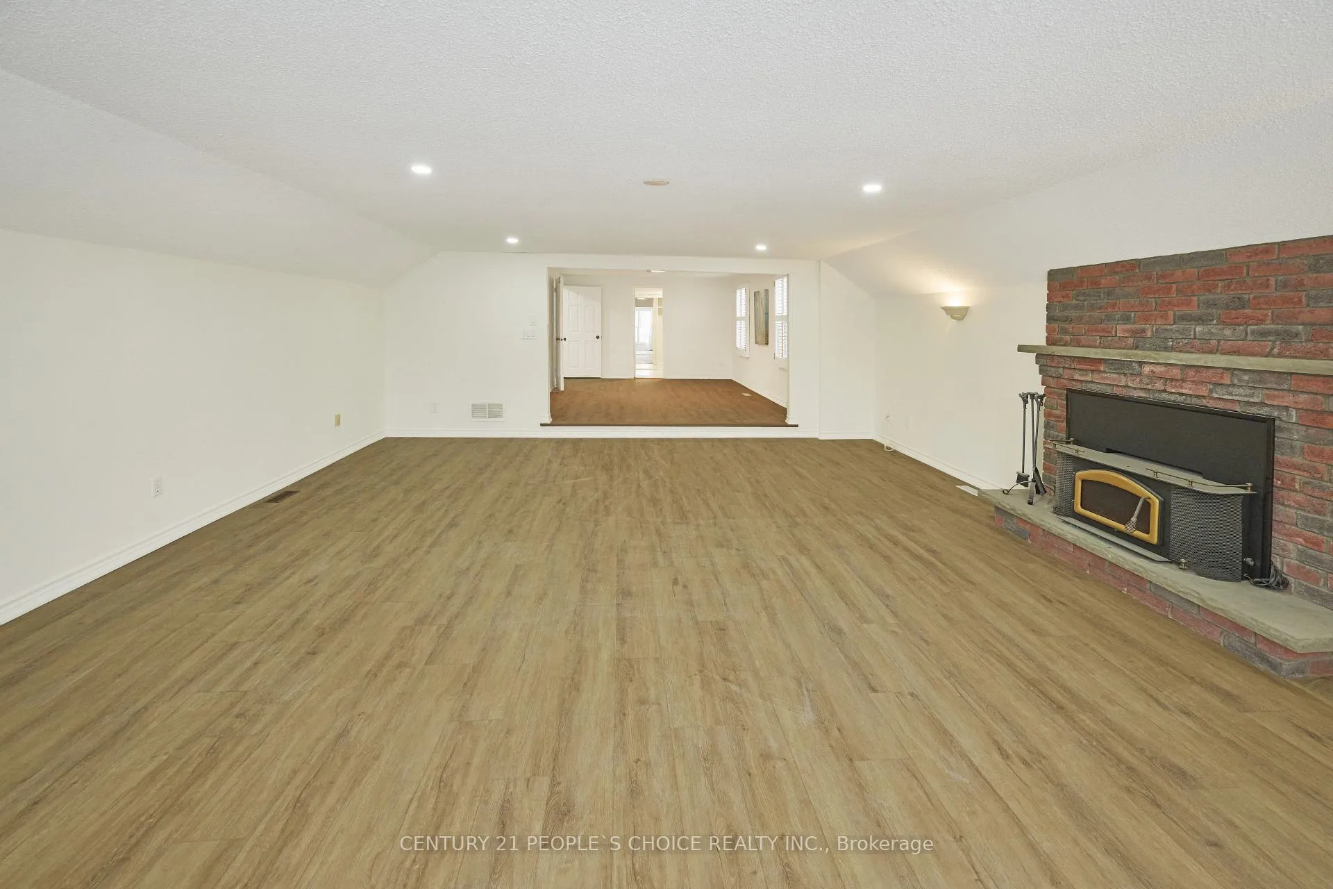 Photo 15 of 102 Hialeah Crescent, Whitby, Blue Grass Meadows — HOMEH