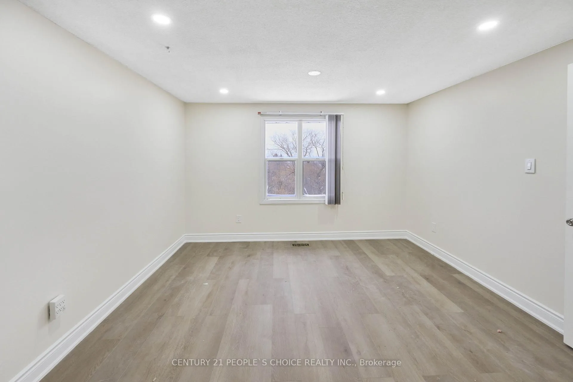 Photo 18 of 102 Hialeah Crescent, Whitby, Blue Grass Meadows — HOMEH