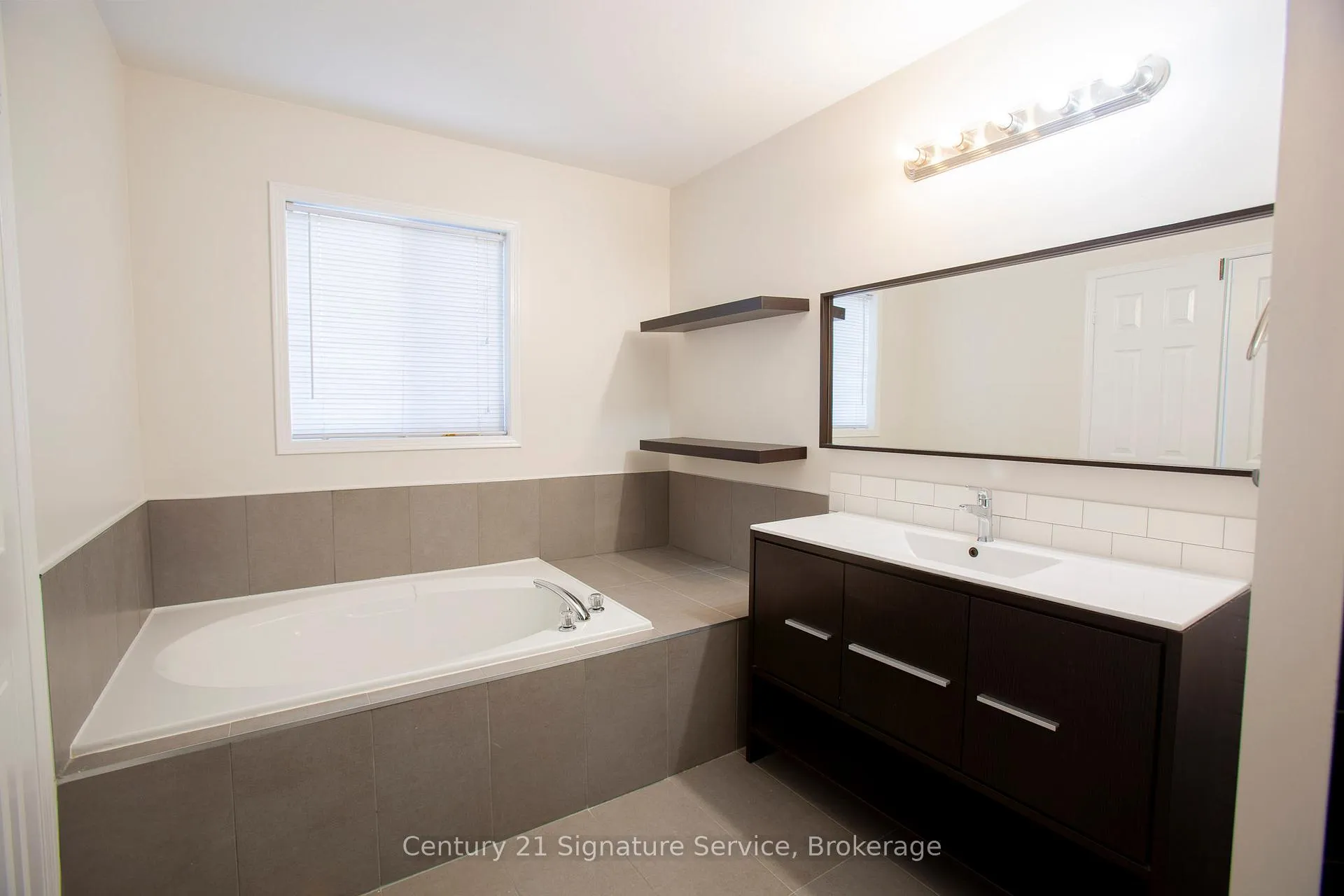 Photo 11 of 9 Queensland Crescent, Caledon, Bolton East — HOMEH