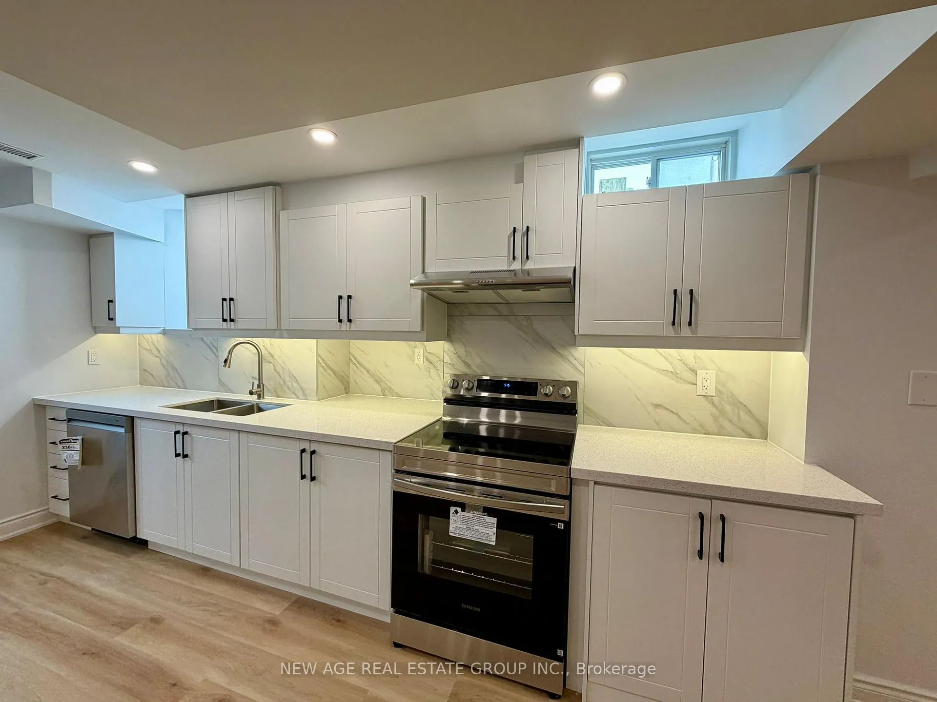 Photo 2 of 47 Mountain Heights Pl, Hamilton, Waterdown — HOMEH