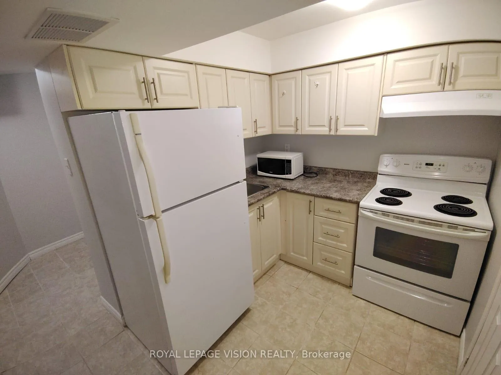Photo 5 of Unit Lower, 738 Stonepath Circle, Pickering, Amberlea — HOMEH