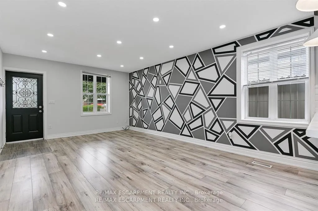 Photo 4 of Unit Upper, 54 Craigmiller Avenue, Hamilton, Crown Point — HOMEH