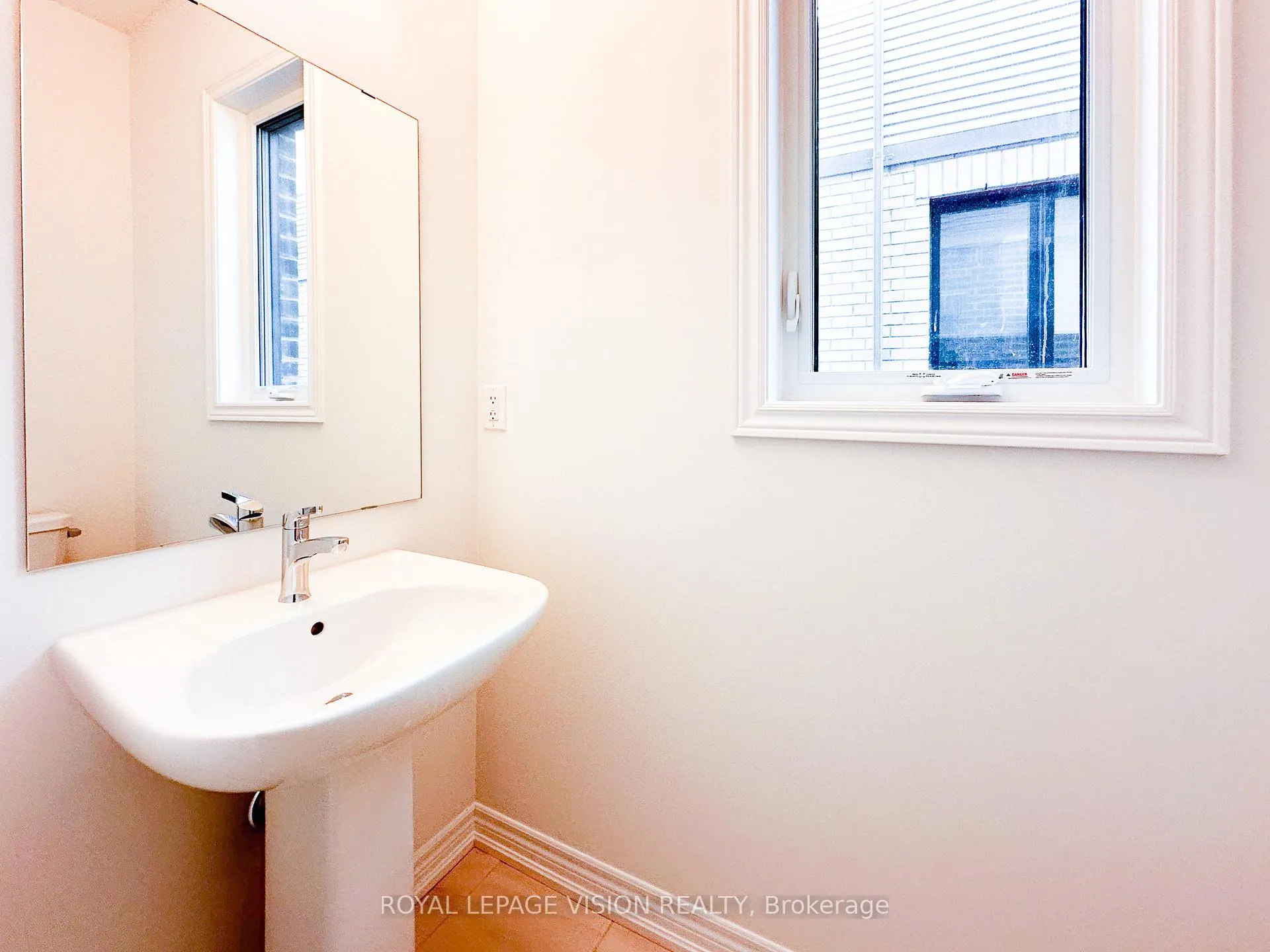 Photo 6 of 21 Sorbara Way, Whitby, Brooklin — HOMEH