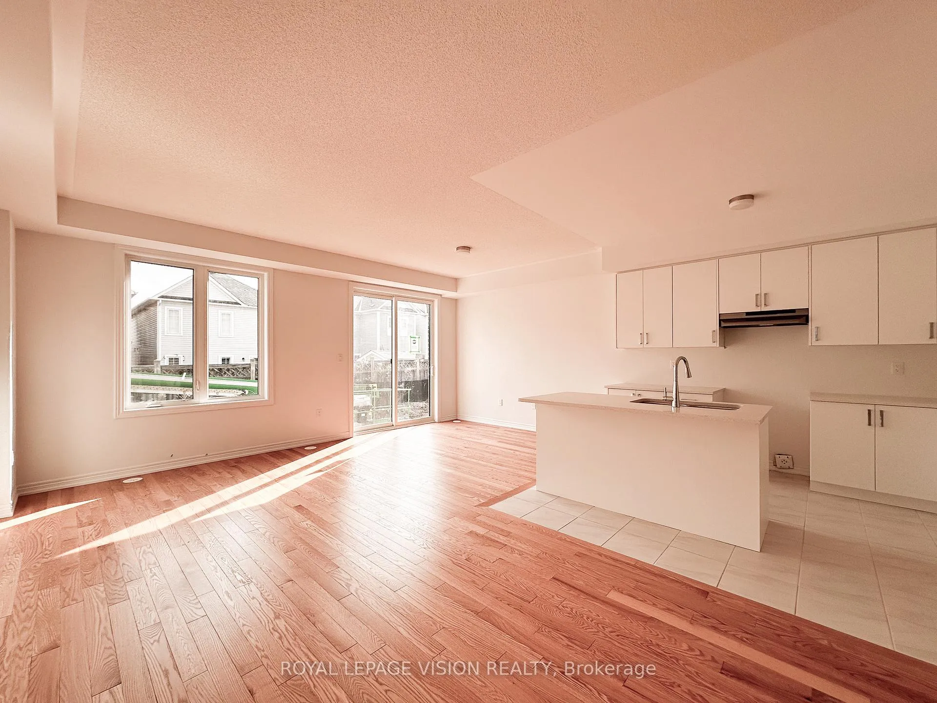 Photo 8 of 21 Sorbara Way, Whitby, Brooklin — HOMEH