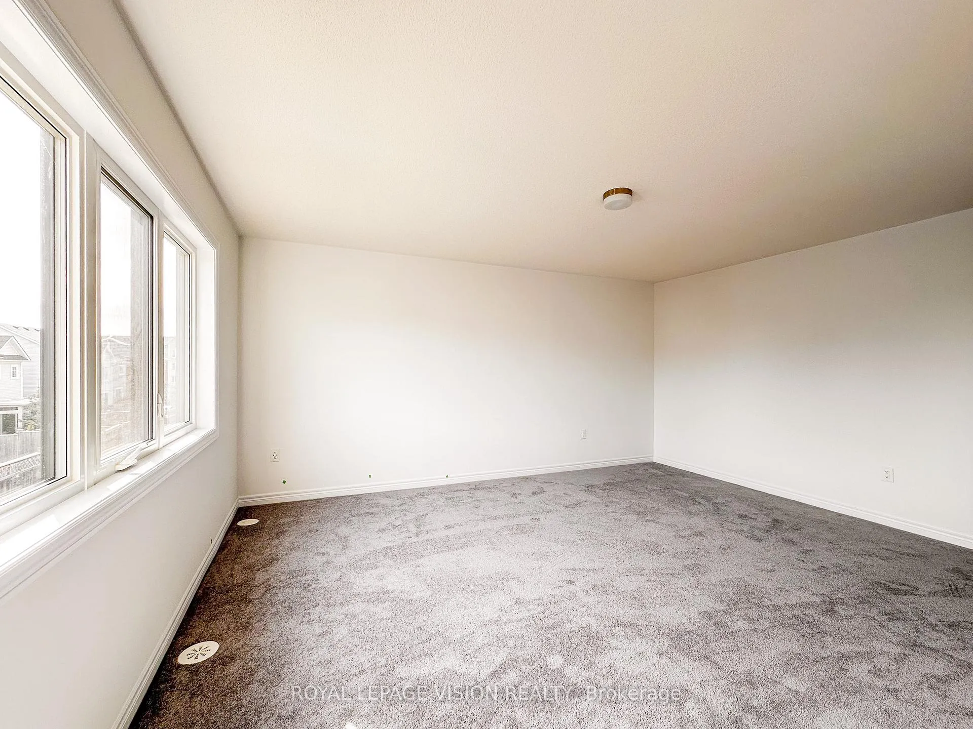 Photo 13 of 21 Sorbara Way, Whitby, Brooklin — HOMEH
