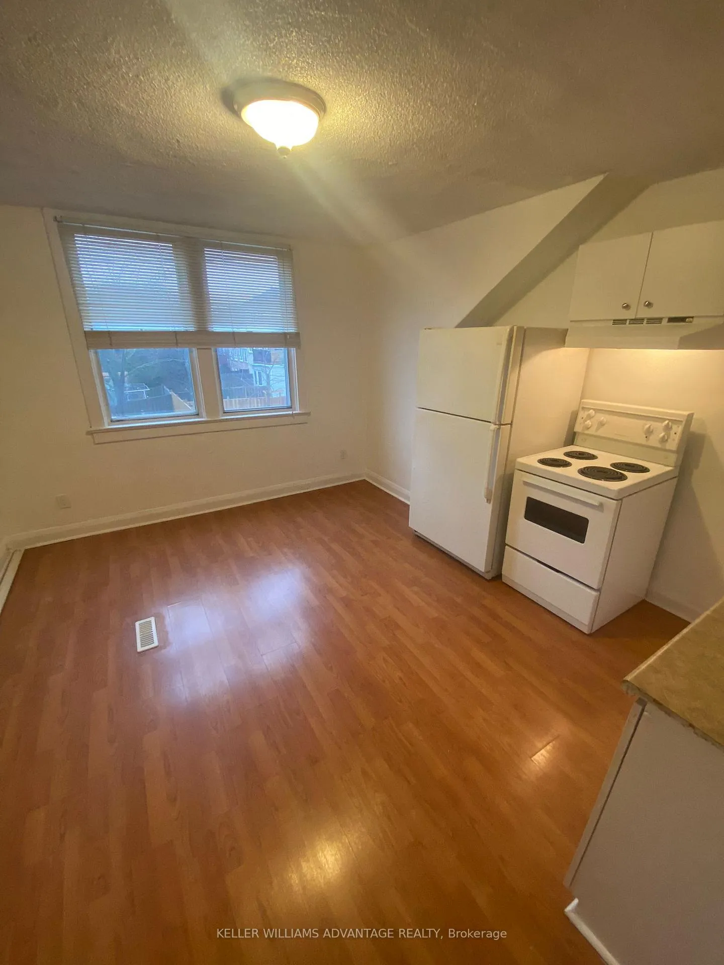 Photo 2 of Unit Upper, 29 Hillingdon Avenue, Toronto, Woodbine Corridor — HOMEH