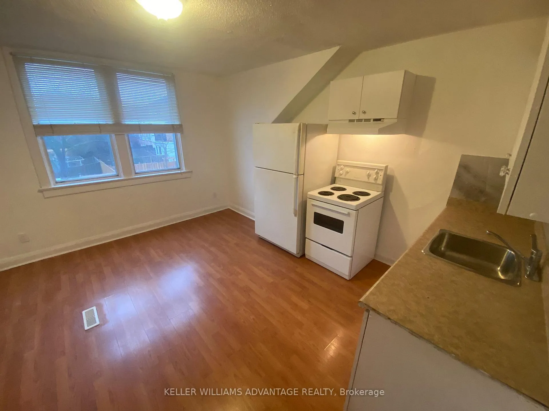 Photo 3 of Unit Upper, 29 Hillingdon Avenue, Toronto, Woodbine Corridor — HOMEH