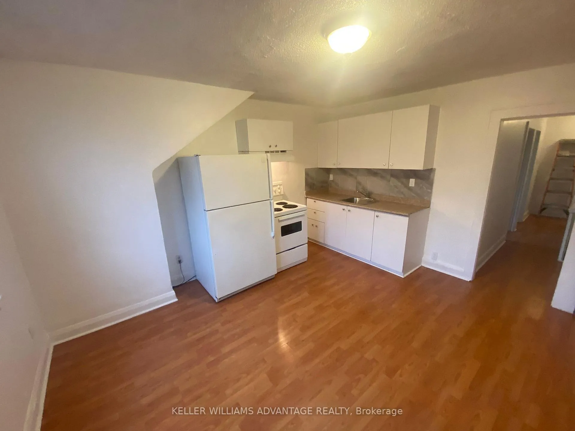 Photo 4 of Unit Upper, 29 Hillingdon Avenue, Toronto, Woodbine Corridor — HOMEH