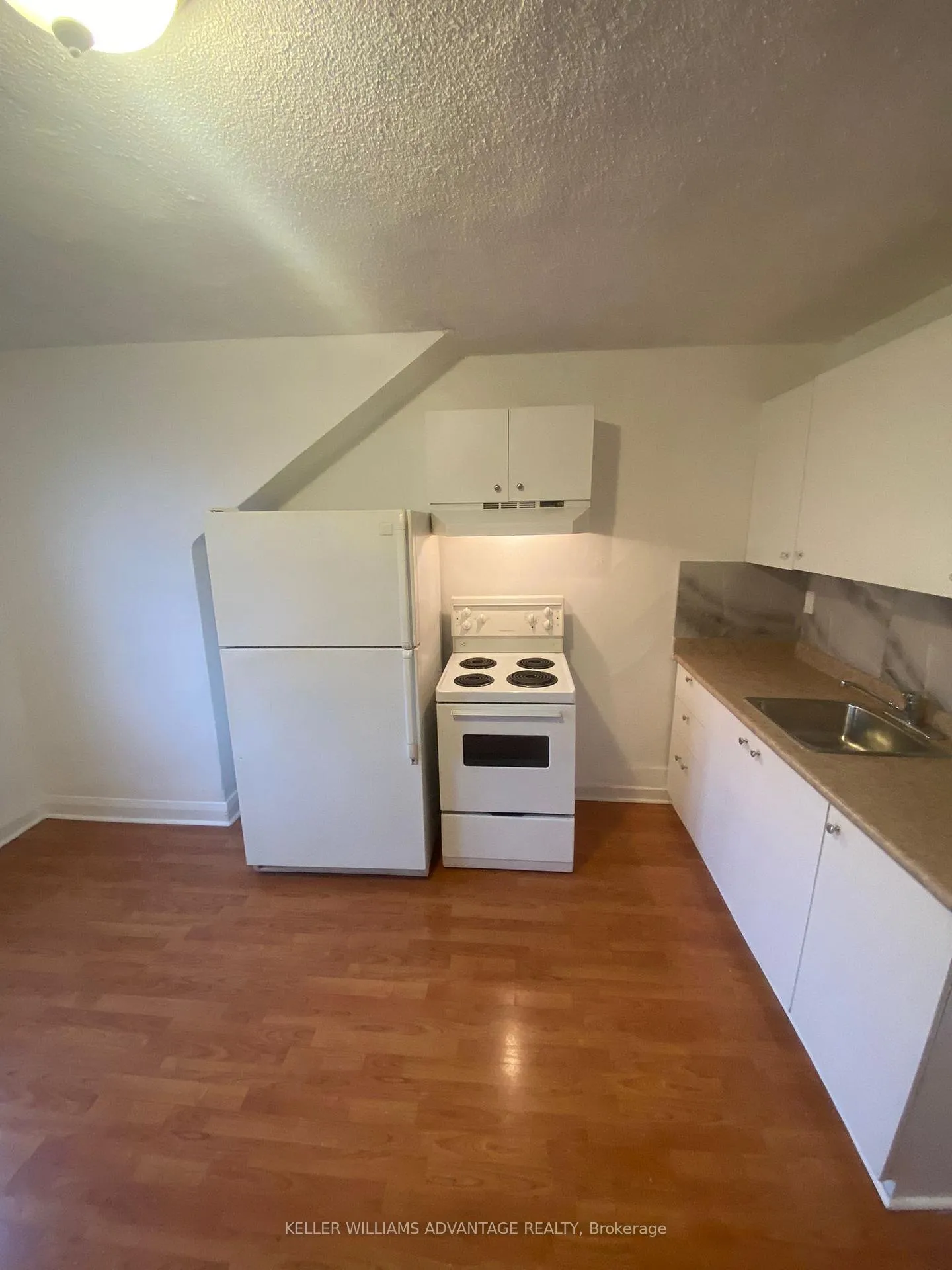 Photo 6 of Unit Upper, 29 Hillingdon Avenue, Toronto, Woodbine Corridor — HOMEH