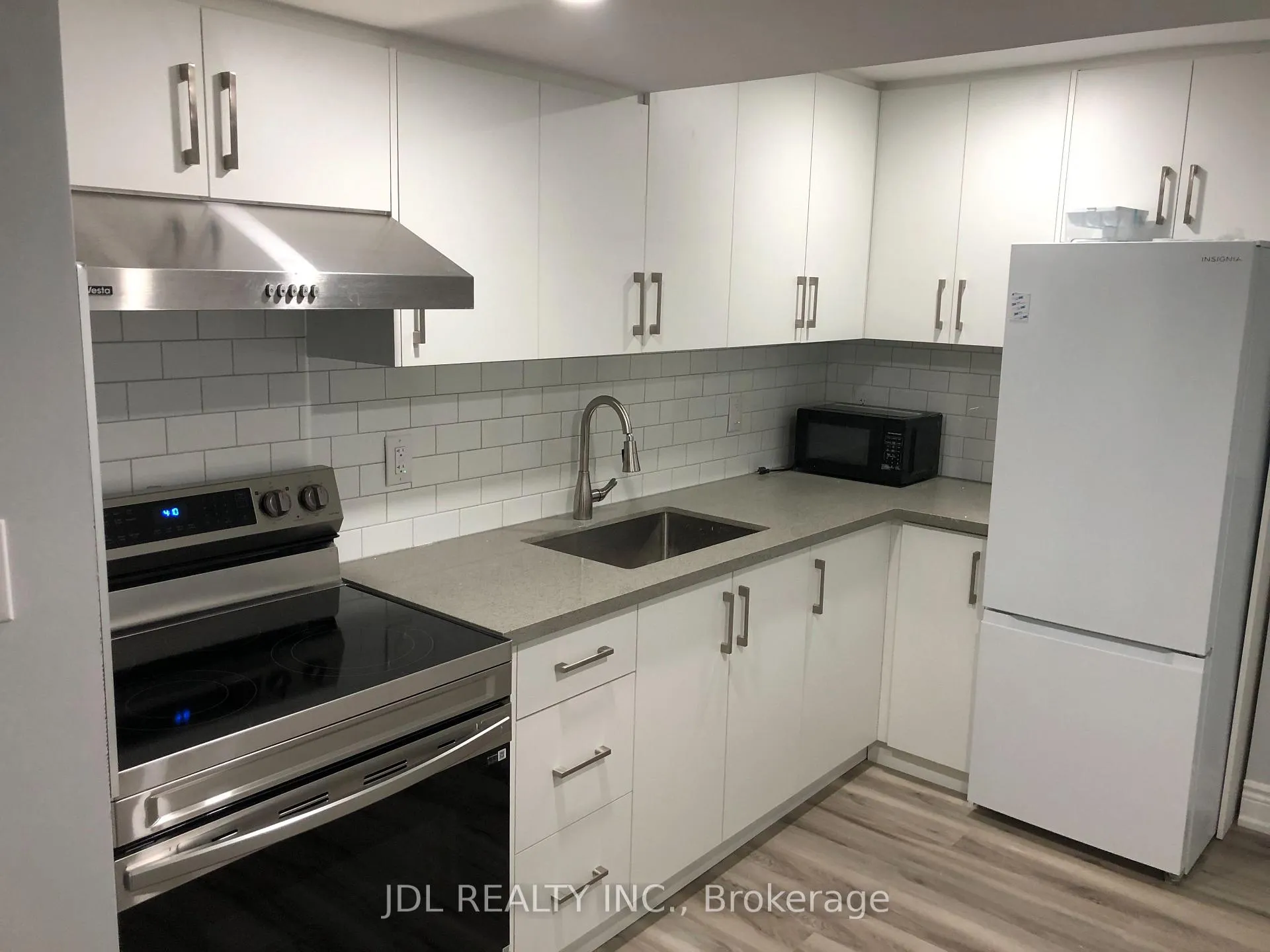 Photo 3 of 30 Lavron Ct, Markham, Middlefield — HOMEH