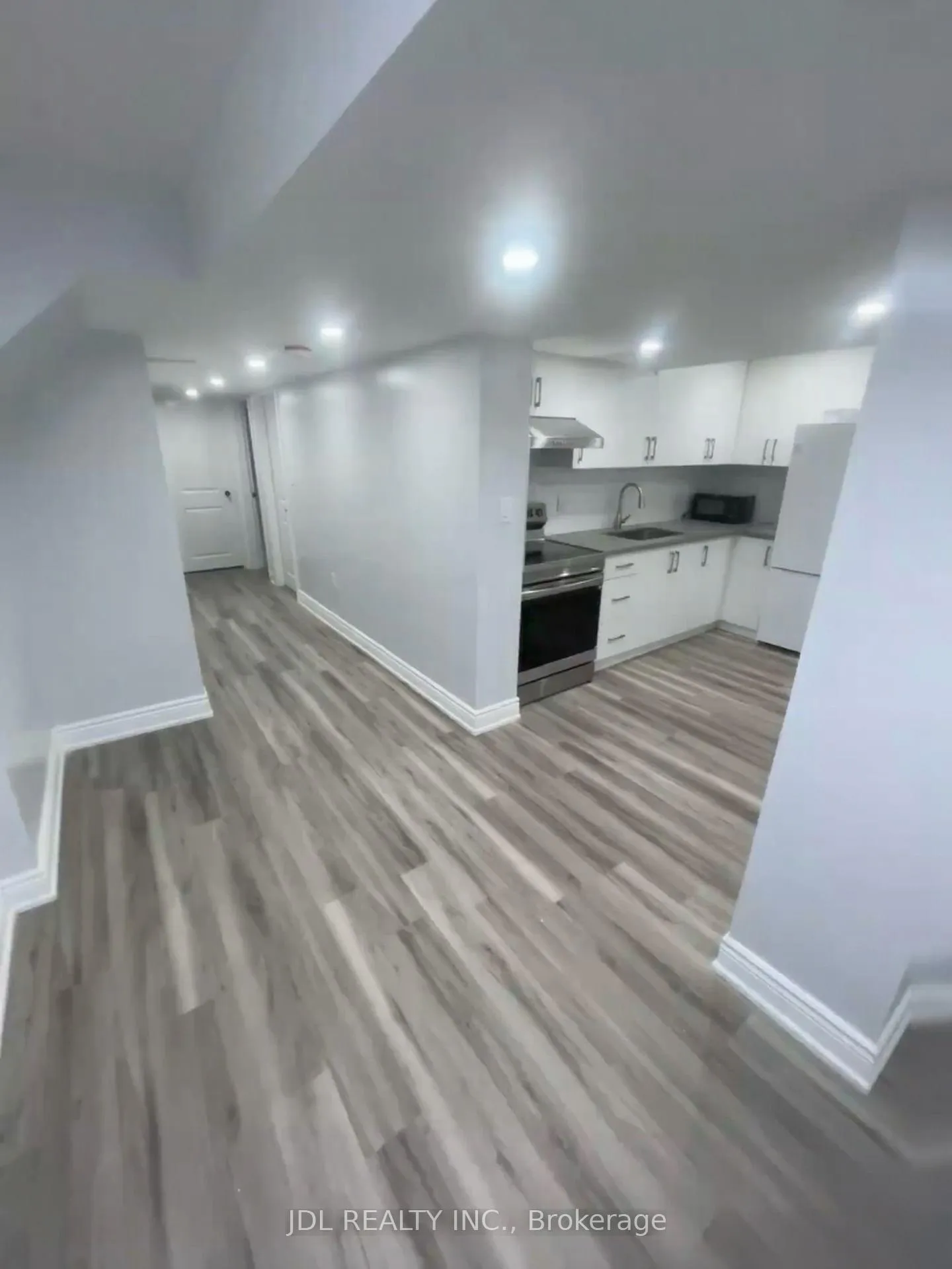 Photo 4 of 30 Lavron Ct, Markham, Middlefield — HOMEH