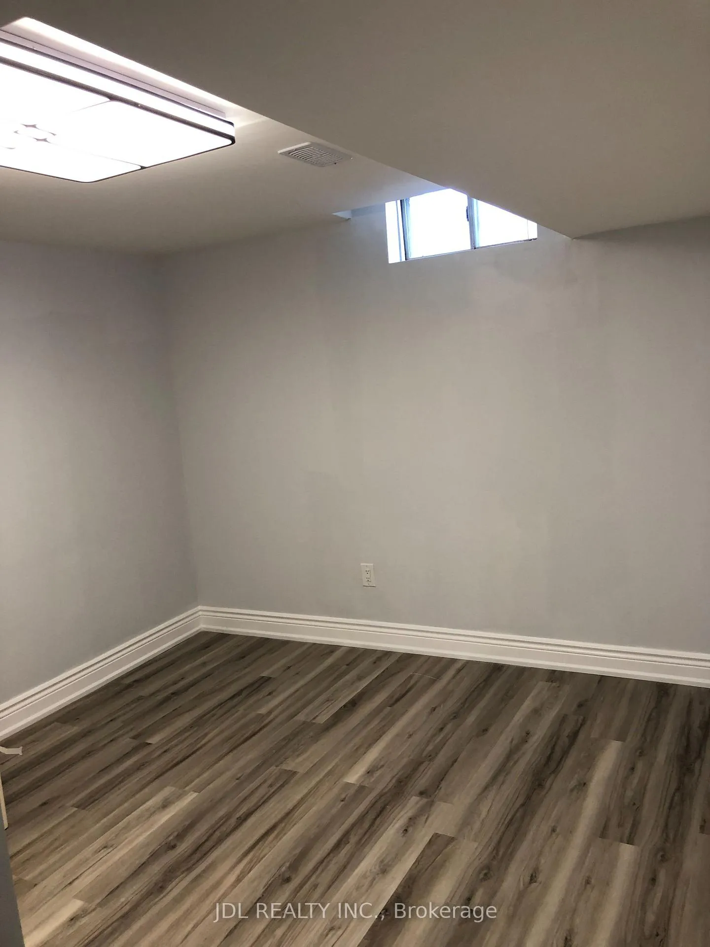 Photo 9 of 30 Lavron Ct, Markham, Middlefield — HOMEH