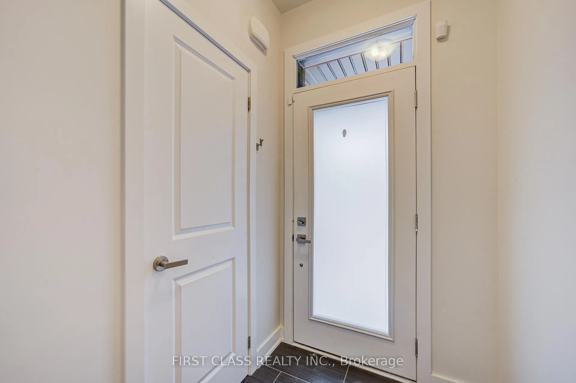 Photo 2 of 52 Helliwell Crescent, Richmond Hill, Rural Richmond Hill — HOMEH