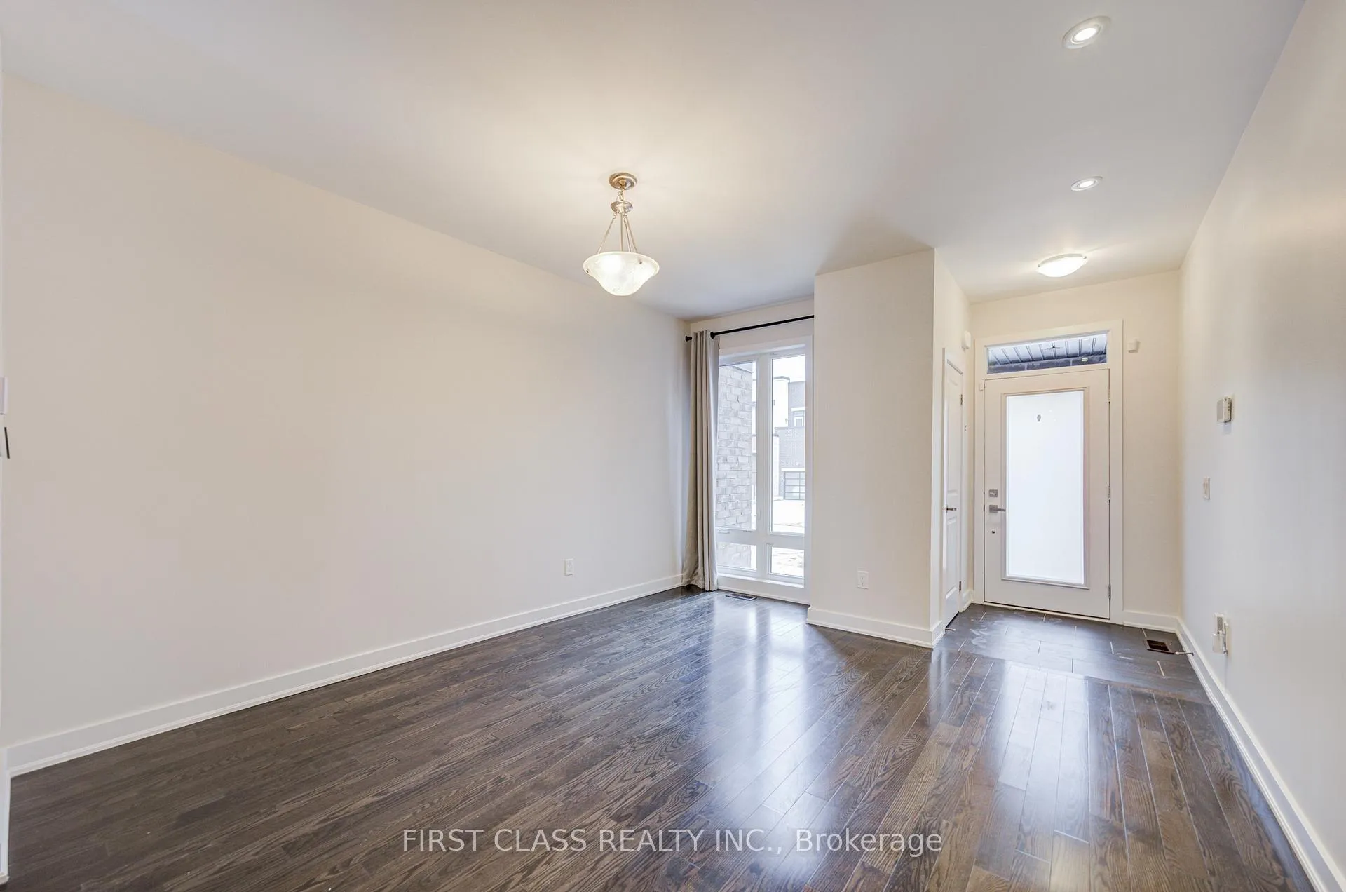 Photo 3 of 52 Helliwell Crescent, Richmond Hill, Rural Richmond Hill — HOMEH