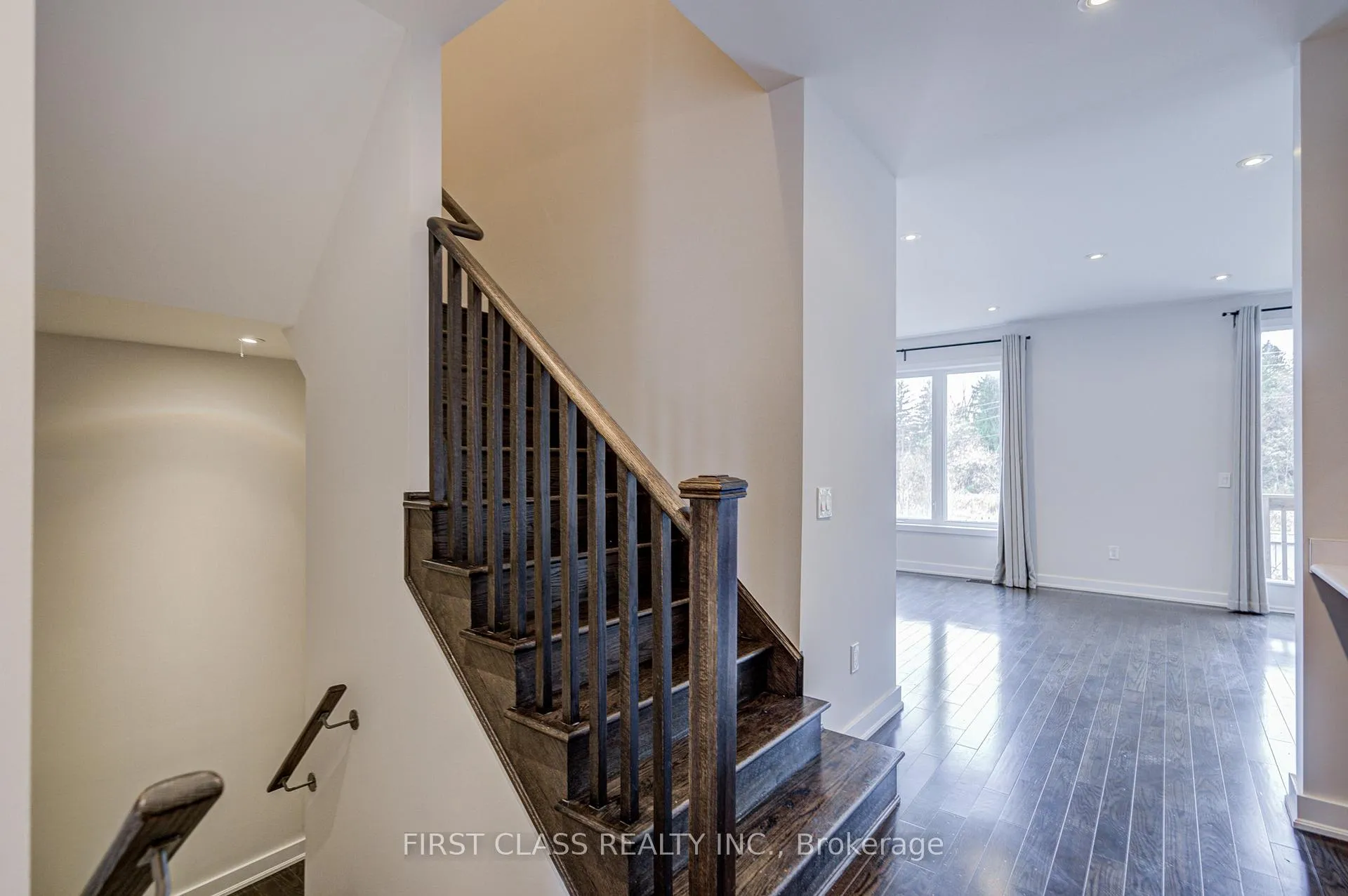 Photo 4 of 52 Helliwell Crescent, Richmond Hill, Rural Richmond Hill — HOMEH