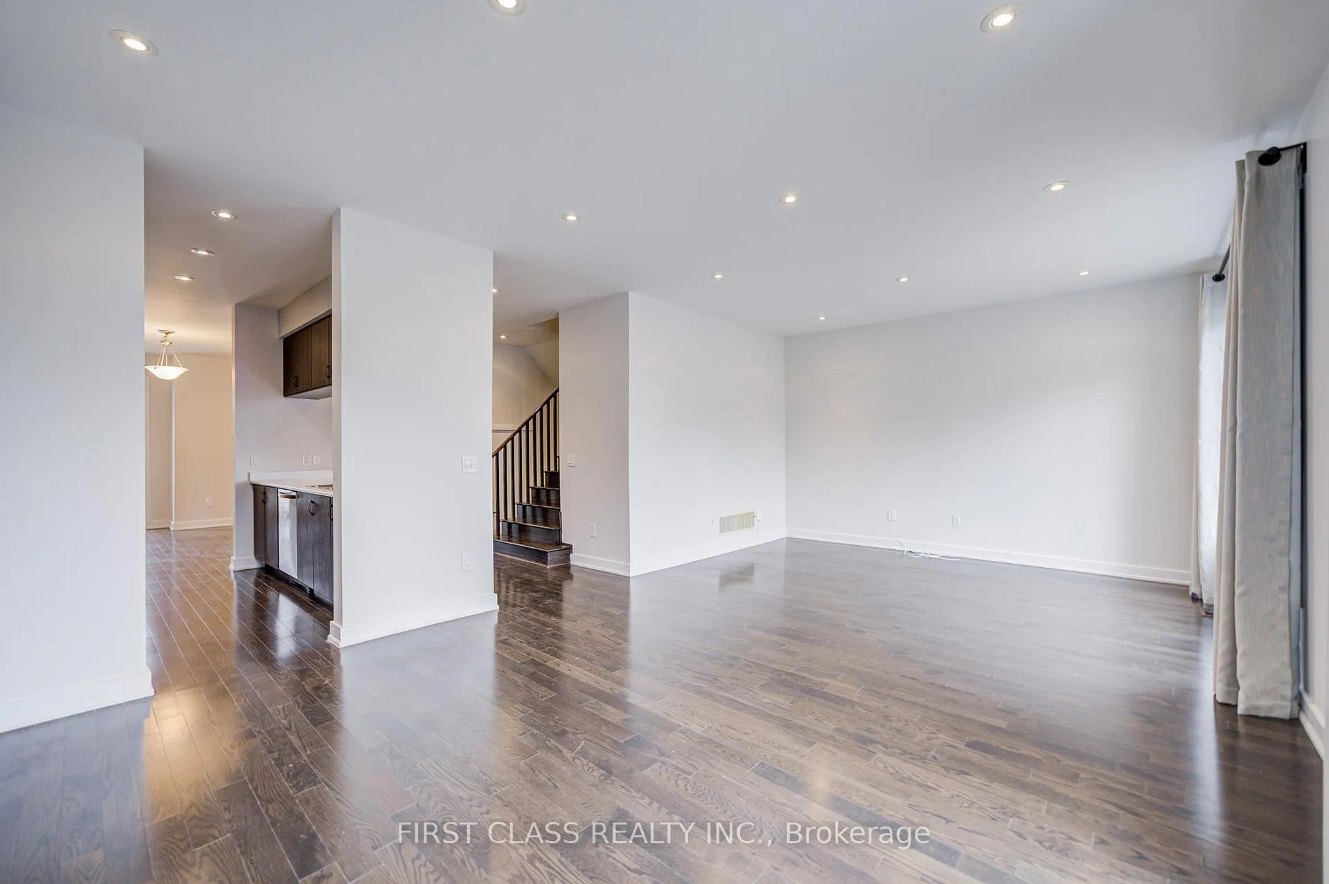 Photo 8 of 52 Helliwell Crescent, Richmond Hill, Rural Richmond Hill — HOMEH