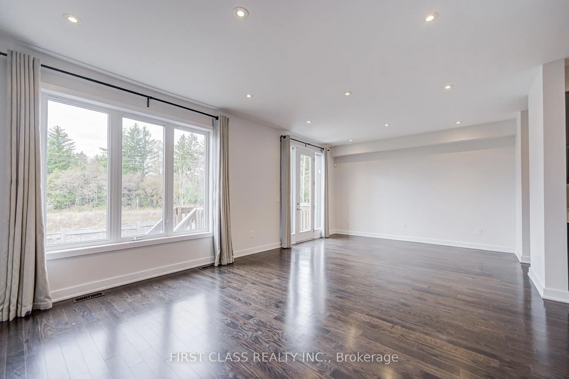 Photo 10 of 52 Helliwell Crescent, Richmond Hill, Rural Richmond Hill — HOMEH