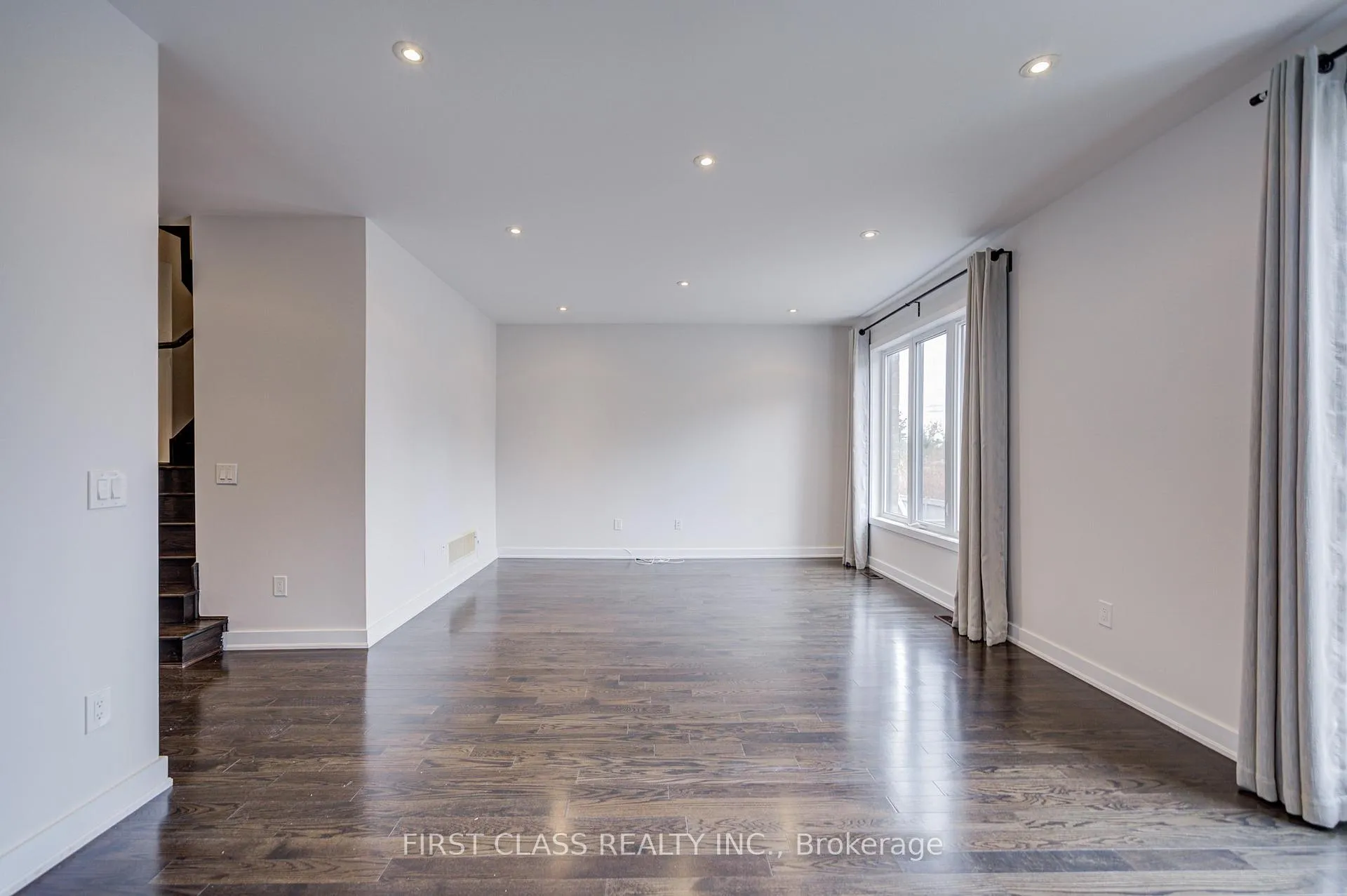 Photo 11 of 52 Helliwell Crescent, Richmond Hill, Rural Richmond Hill — HOMEH