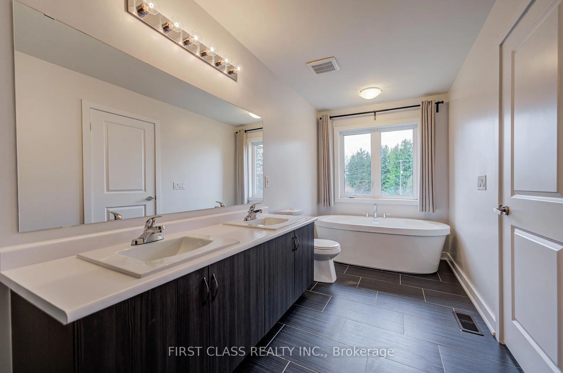 Photo 16 of 52 Helliwell Crescent, Richmond Hill, Rural Richmond Hill — HOMEH