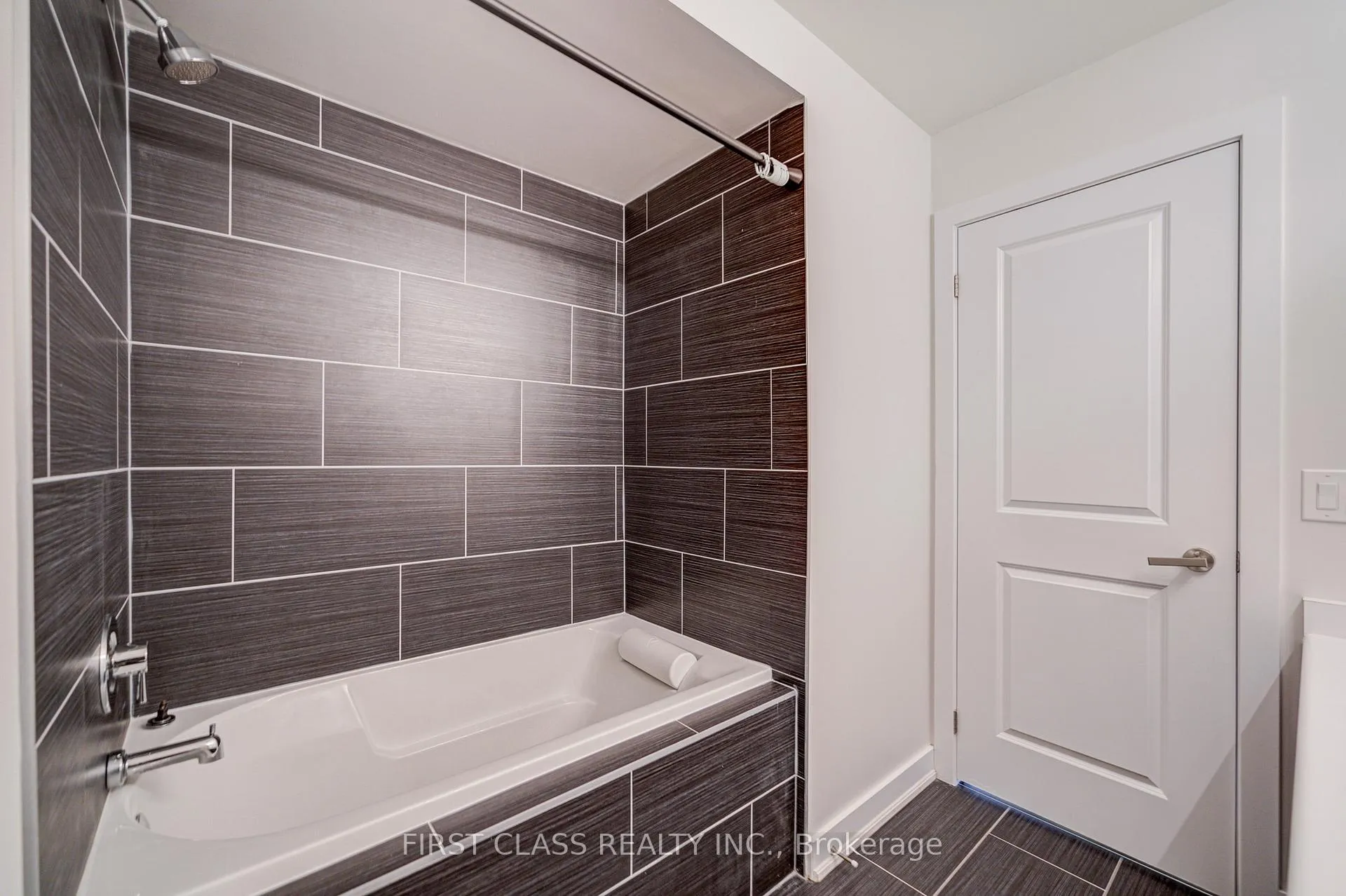 Photo 19 of 52 Helliwell Crescent, Richmond Hill, Rural Richmond Hill — HOMEH