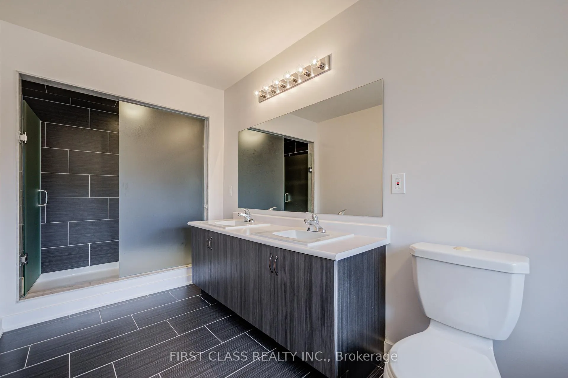 Photo 20 of 52 Helliwell Crescent, Richmond Hill, Rural Richmond Hill — HOMEH