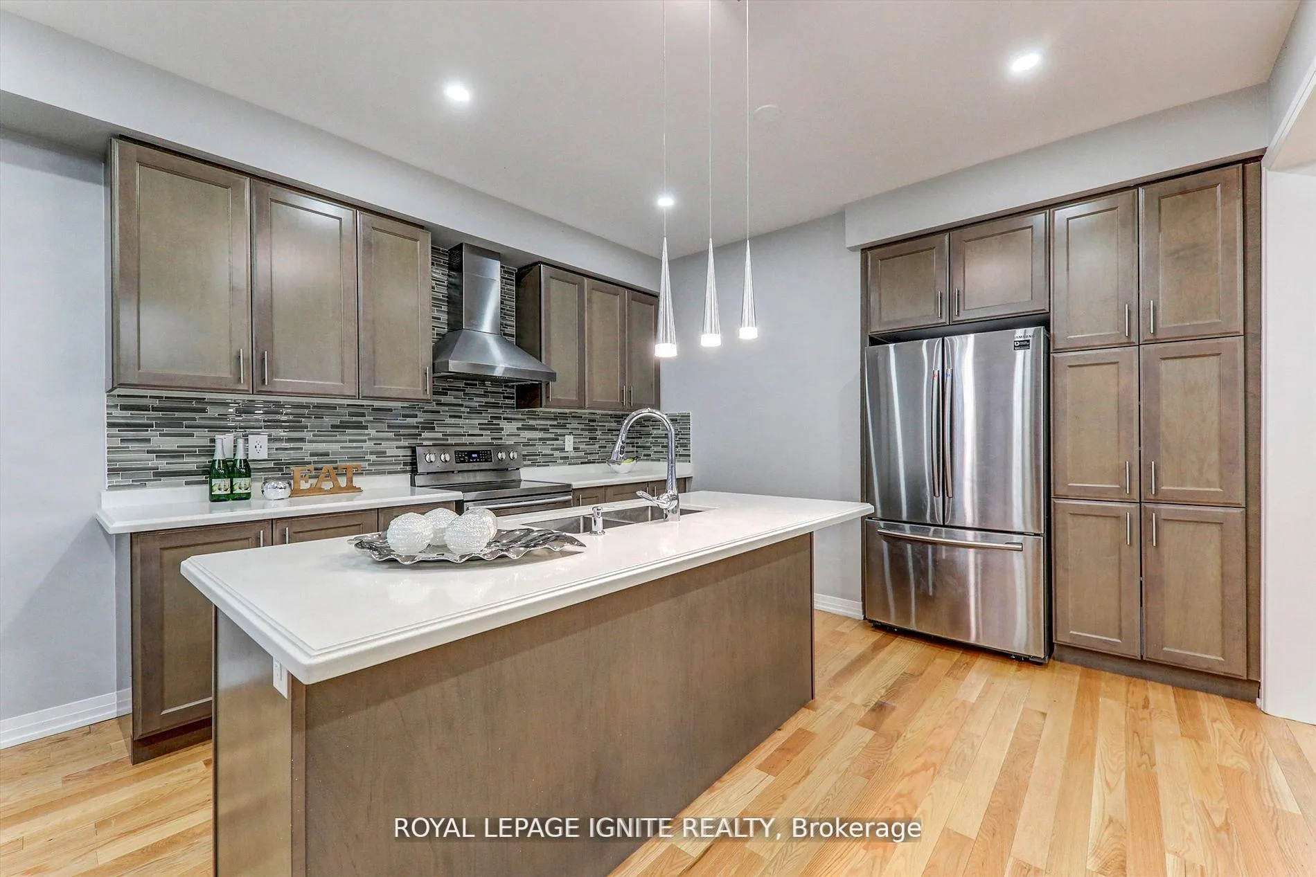 Photo 11 of 101 East Shore Drive, Clarington, Bowmanville — HOMEH