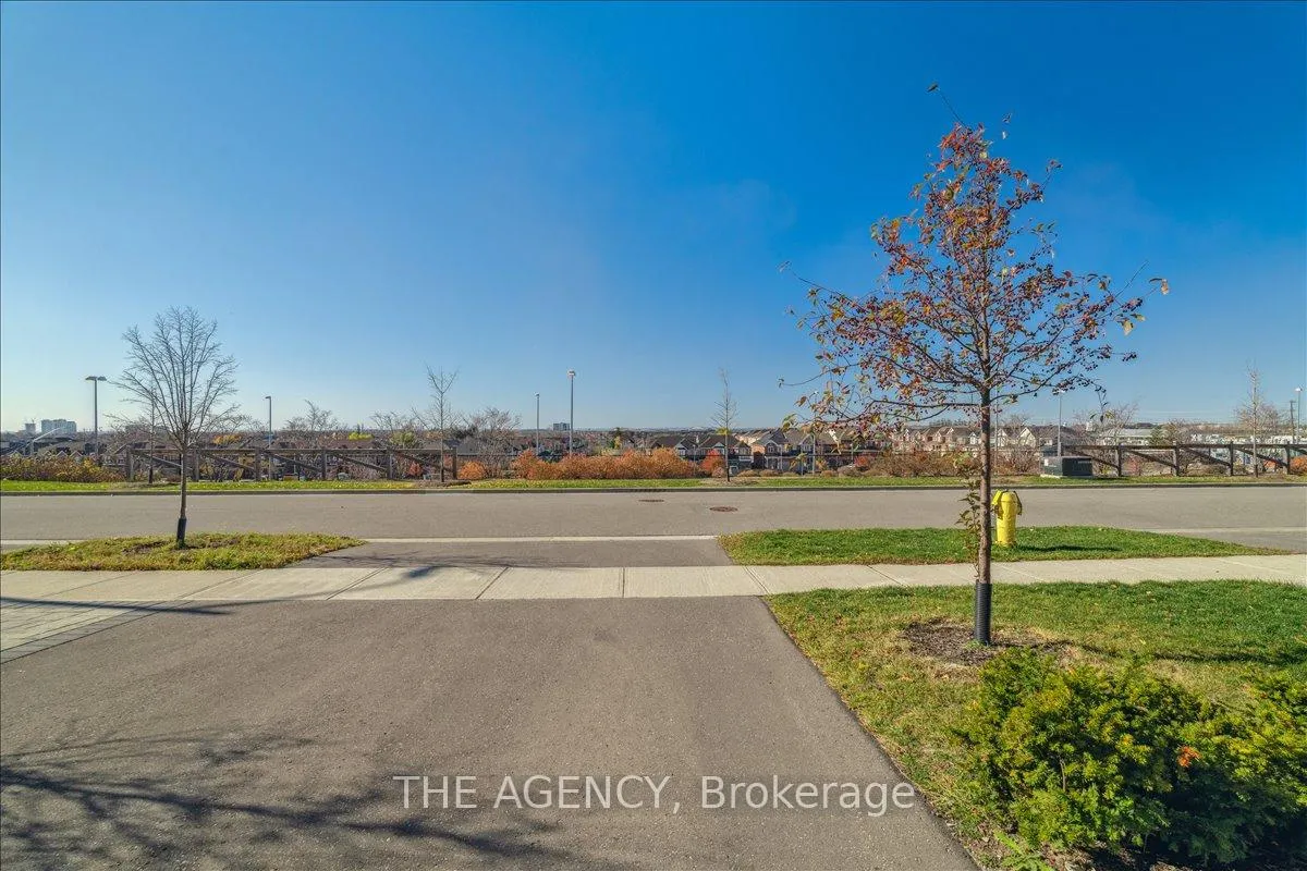 Photo 5 of 84 Salterton Circle, Vaughan, Rural Vaughan — HOMEH