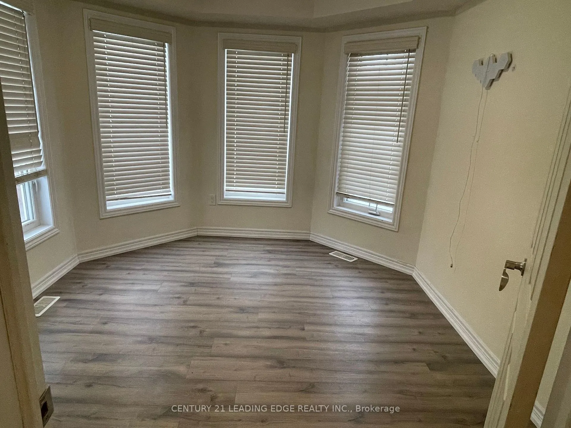 Photo 3 of 547 Linden Drive E, Cambridge, Preston Heights — HOMEH