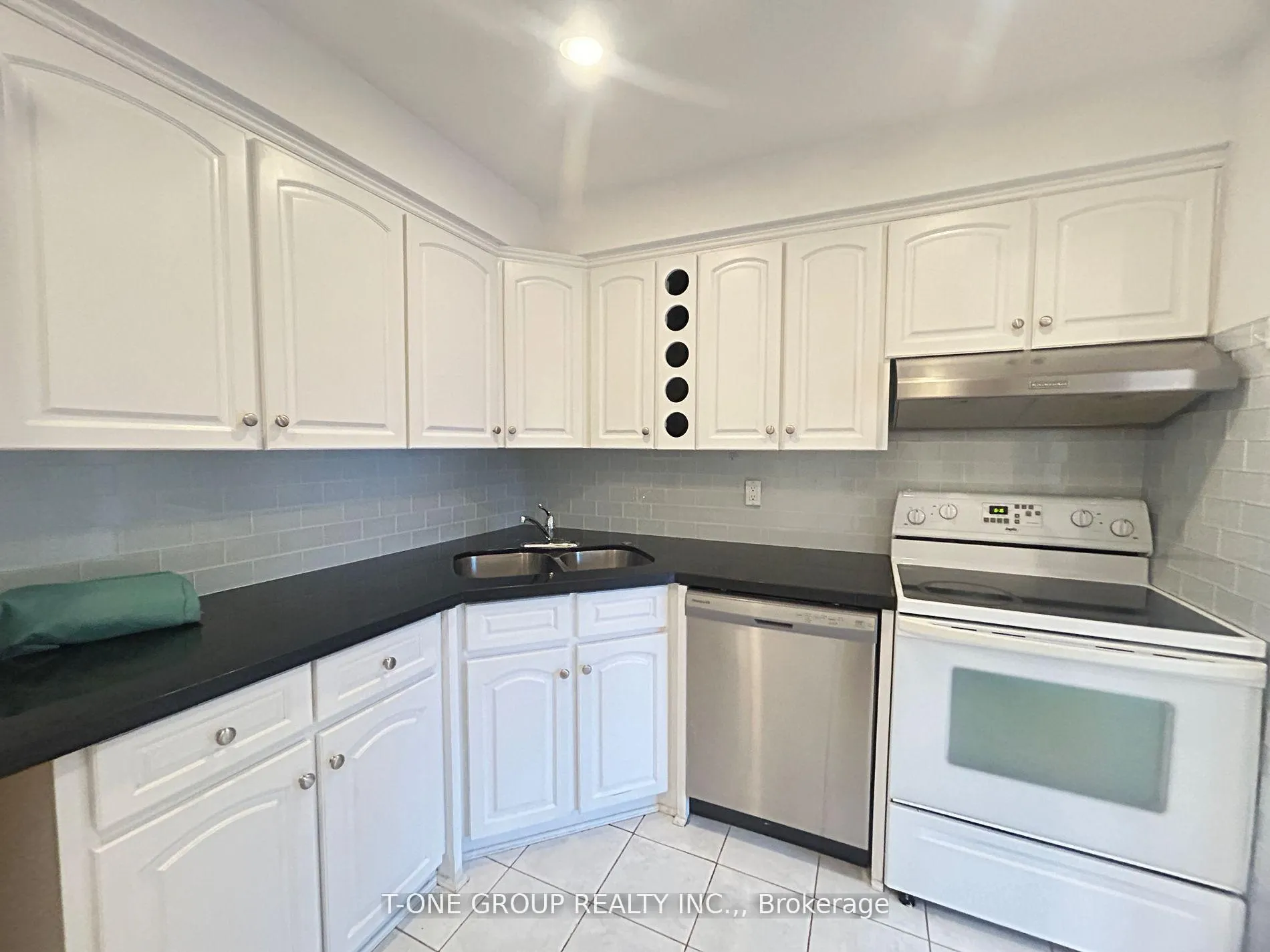 Photo 5 of 124 Dunbar Crescent, Markham, Milliken Mills East — HOMEH