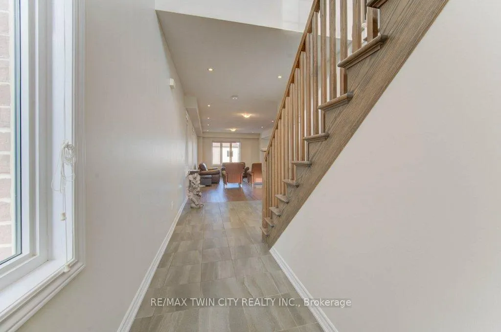 Photo 5 of 361 Beechdrops Drive, Waterloo, Vista Hills — HOMEH