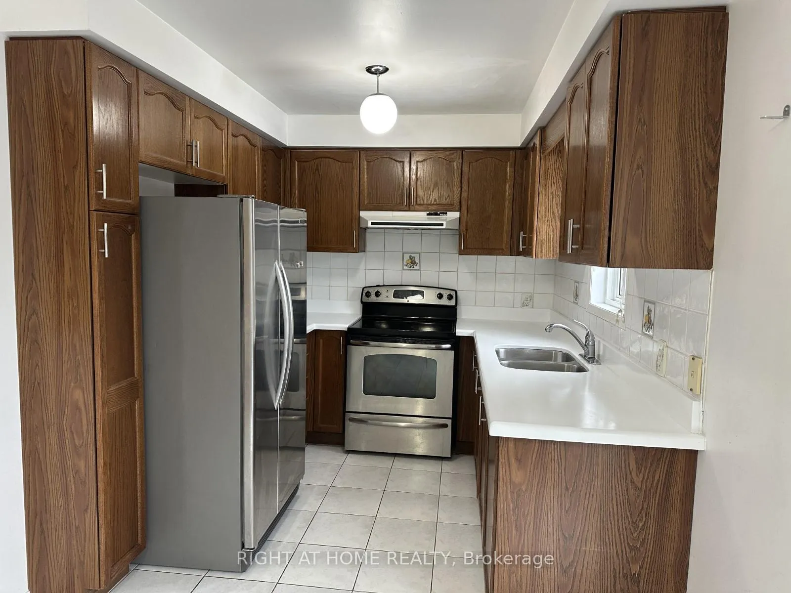 Photo 3 of 26 Breakwater Drive, Whitby, Port Whitby — HOMEH