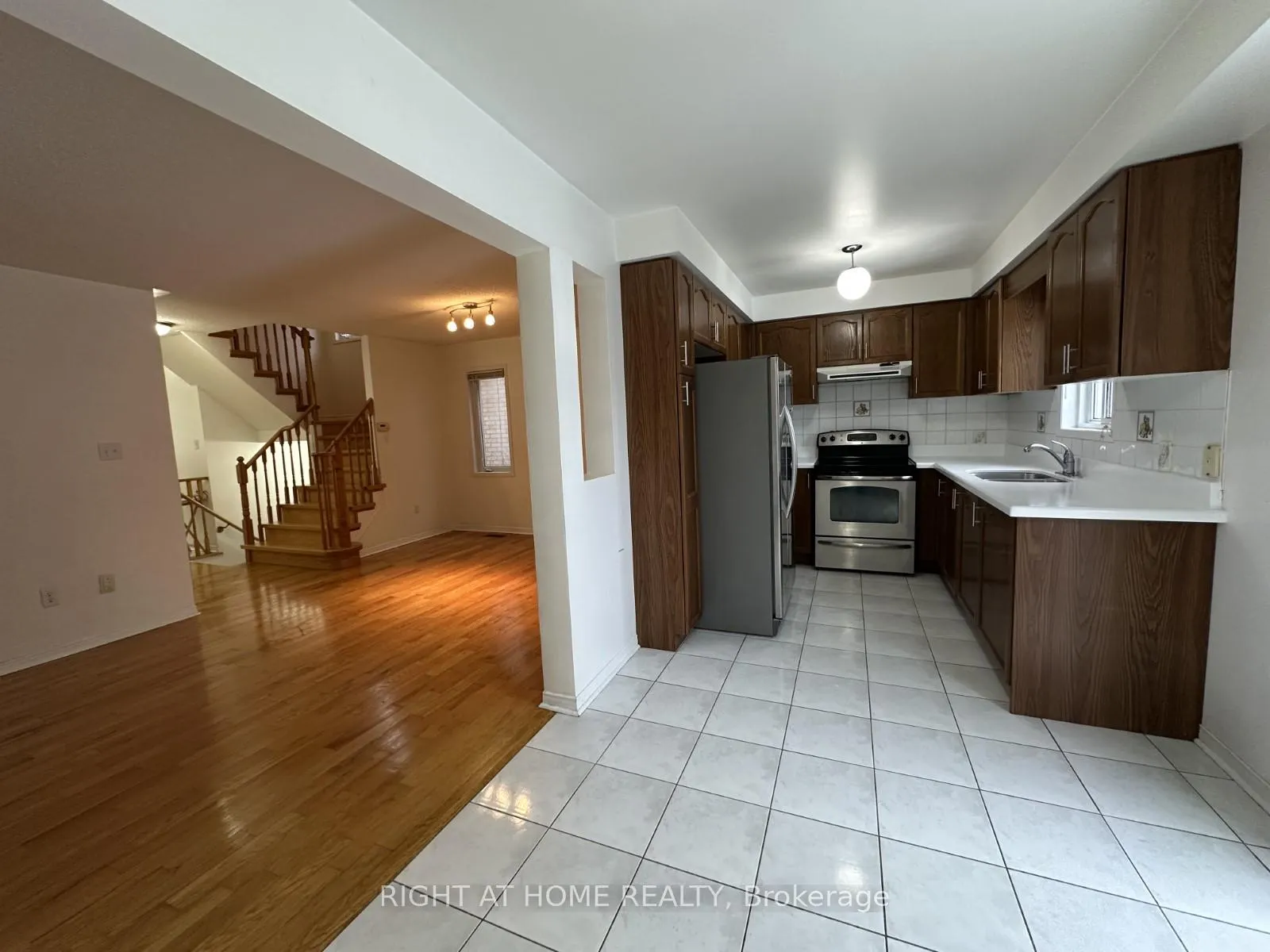 Photo 4 of 26 Breakwater Drive, Whitby, Port Whitby — HOMEH