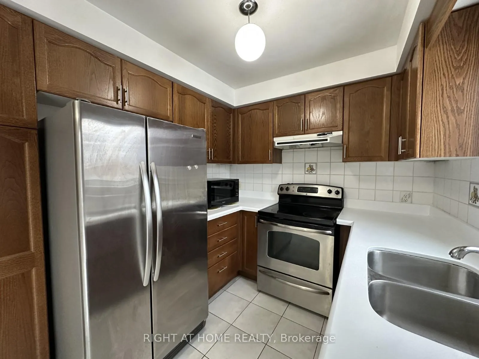 Photo 5 of 26 Breakwater Drive, Whitby, Port Whitby — HOMEH