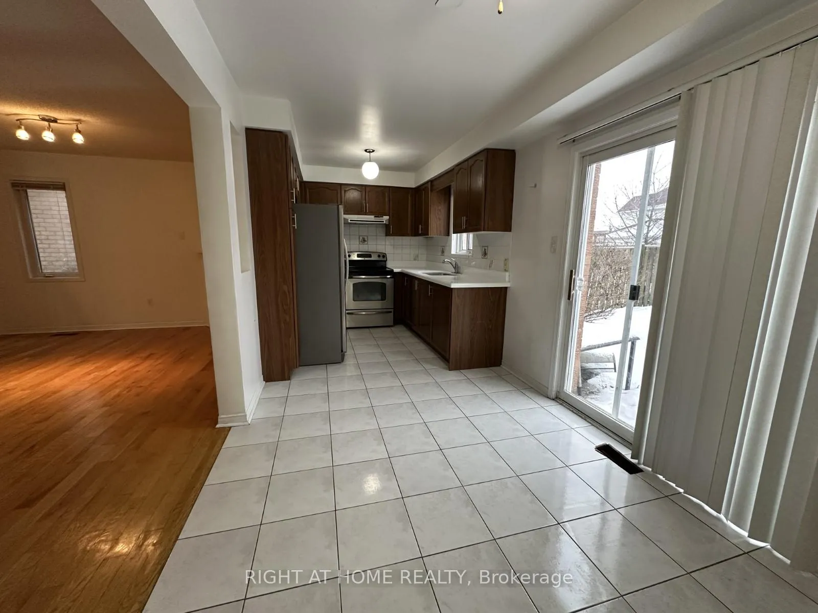 Photo 7 of 26 Breakwater Drive, Whitby, Port Whitby — HOMEH
