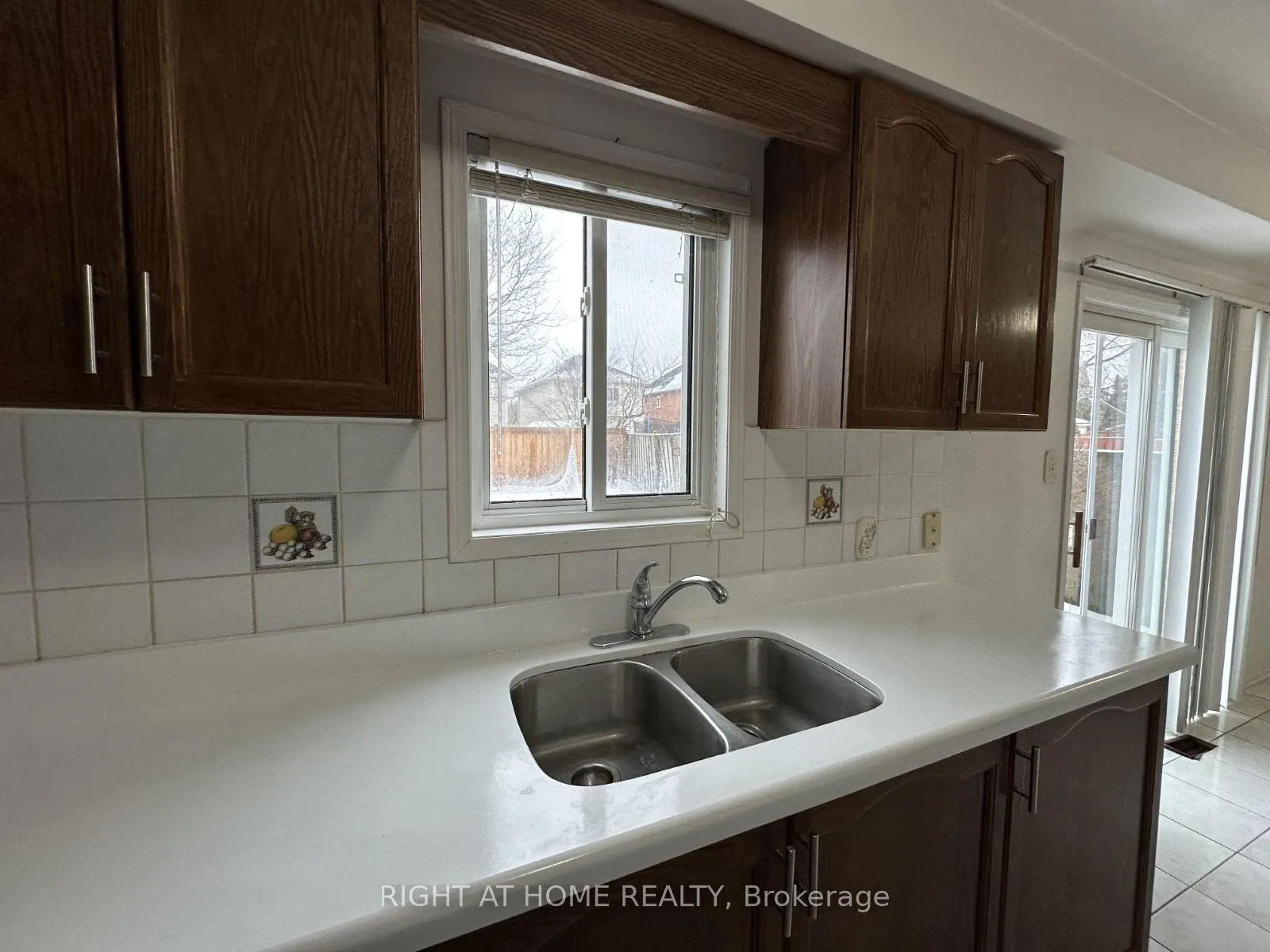 Photo 10 of 26 Breakwater Drive, Whitby, Port Whitby — HOMEH