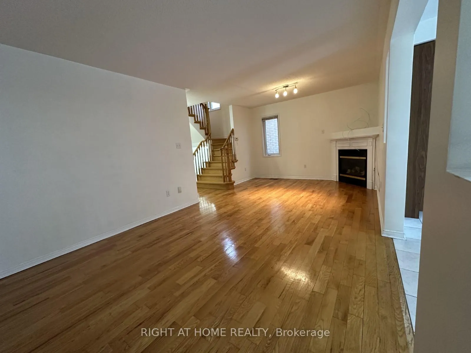 Photo 11 of 26 Breakwater Drive, Whitby, Port Whitby — HOMEH