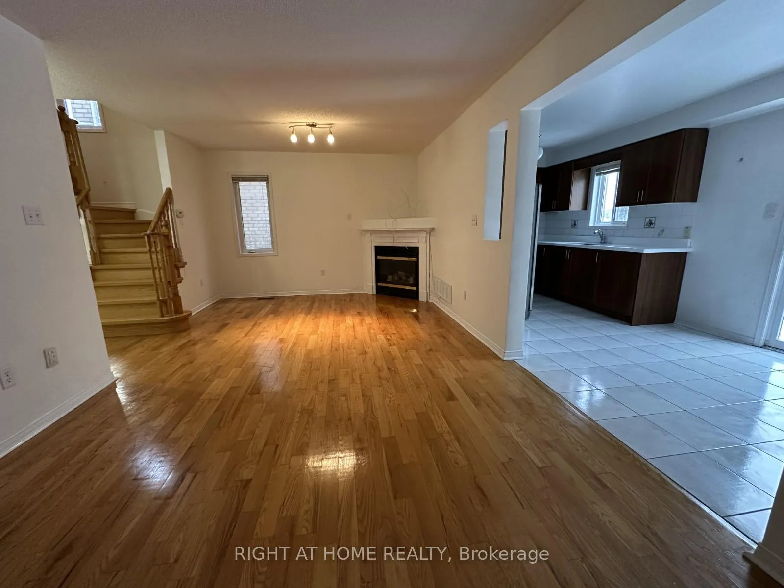 Photo 12 of 26 Breakwater Drive, Whitby, Port Whitby — HOMEH