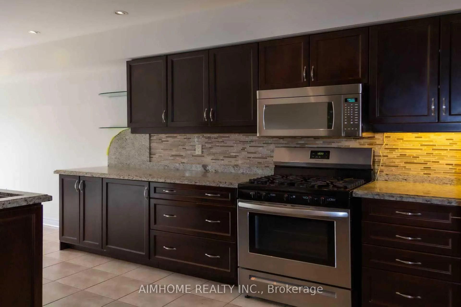 Photo 11 of 19 Durango Drive, Richmond Hill, Westbrook — HOMEH