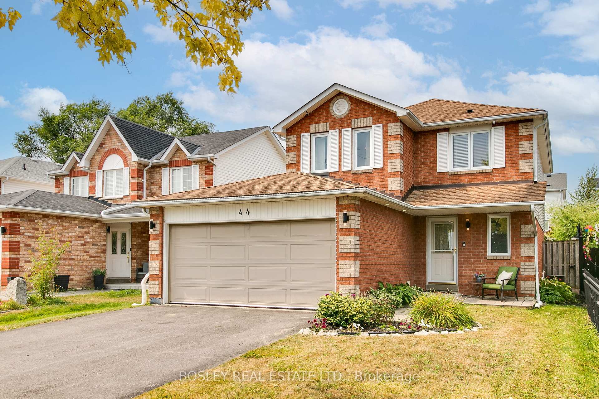 Photo 1 of 44 Hooper Square, Clarington, Bowmanville — HOMEH